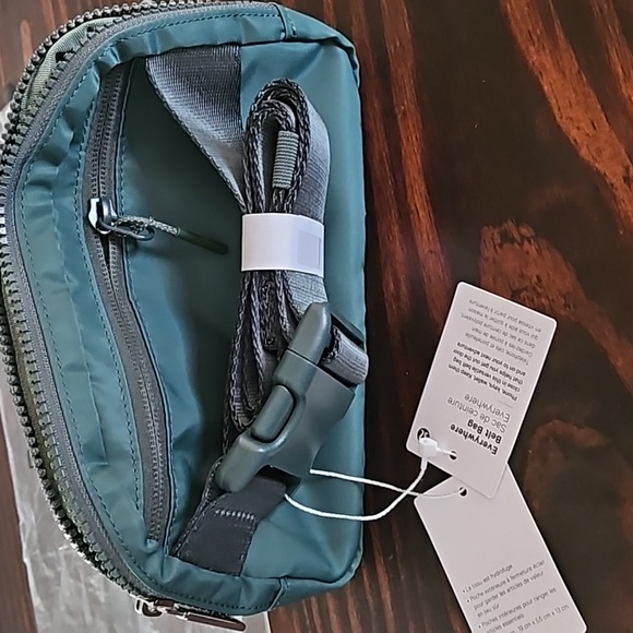 Lululemon Everywhere belt bag NWT- green - Picture 3 of 5